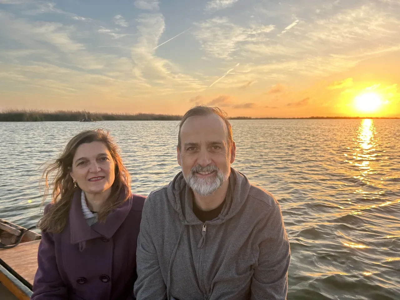 Verónica Menduiña y Pablo Tovar junto al agua al atardecer